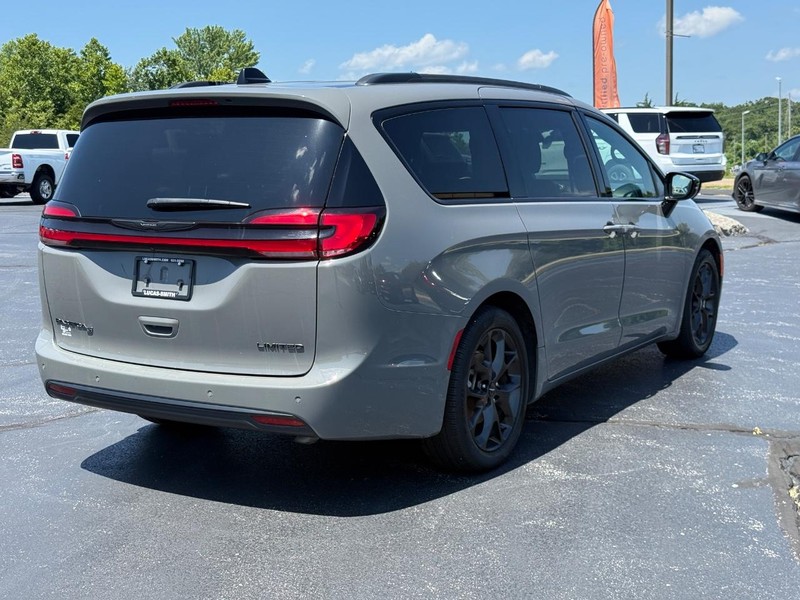 Chrysler Pacifica Vehicle Full-screen Gallery Image 3