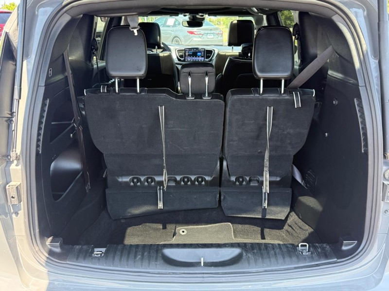 Chrysler Pacifica Vehicle Full-screen Gallery Image 4