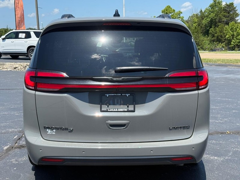 Chrysler Pacifica Vehicle Full-screen Gallery Image 5