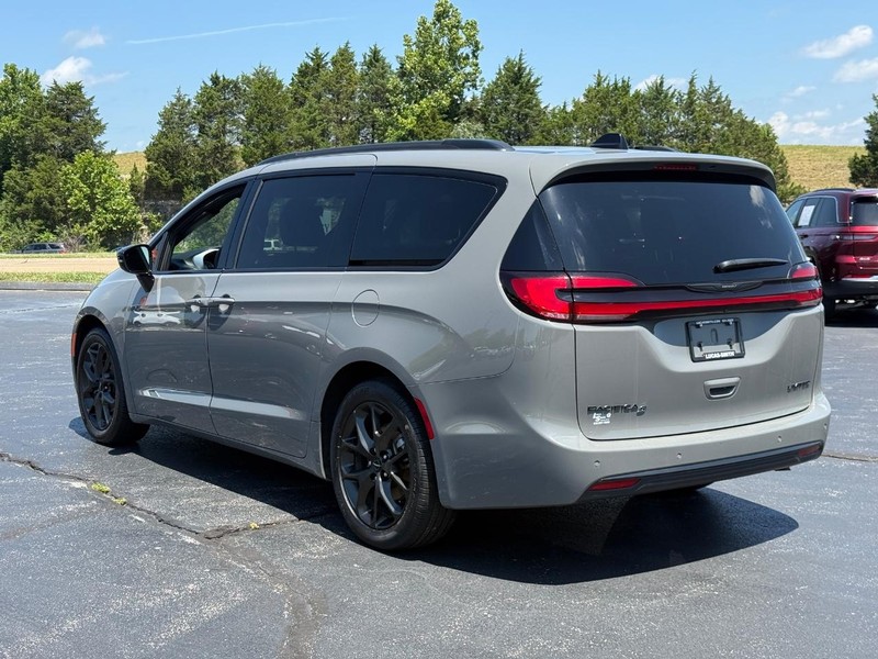 Chrysler Pacifica Vehicle Full-screen Gallery Image 7