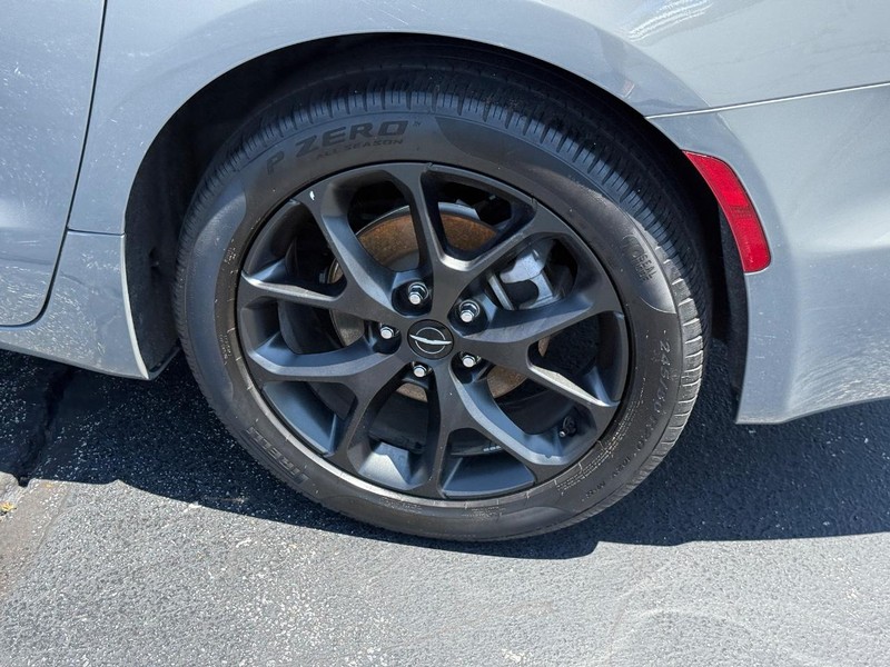 Chrysler Pacifica Vehicle Full-screen Gallery Image 8