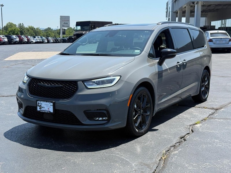 Chrysler Pacifica Vehicle Full-screen Gallery Image 9