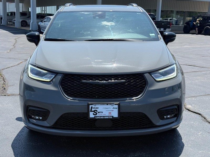 Chrysler Pacifica Vehicle Full-screen Gallery Image 10