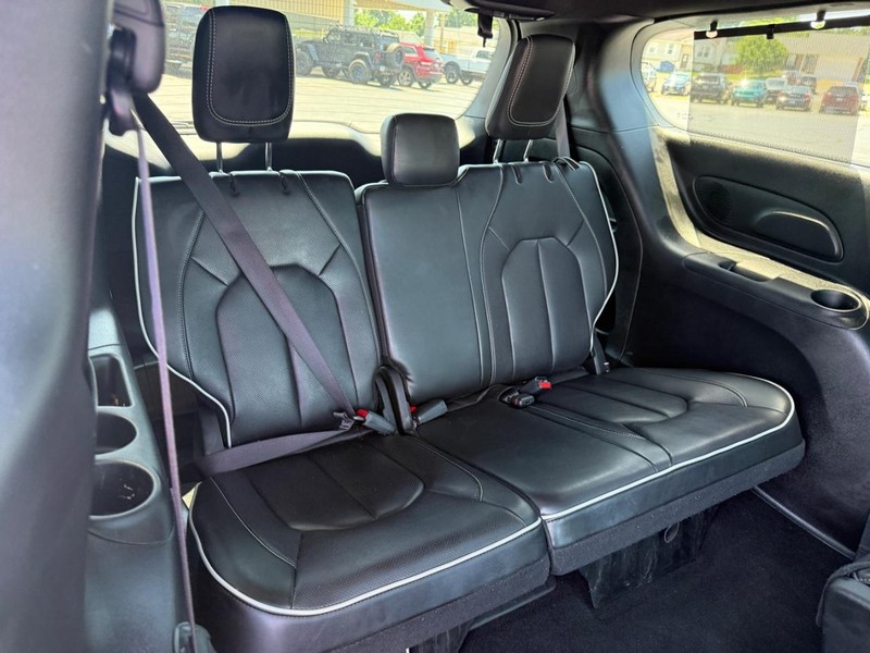 Chrysler Pacifica Vehicle Full-screen Gallery Image 11