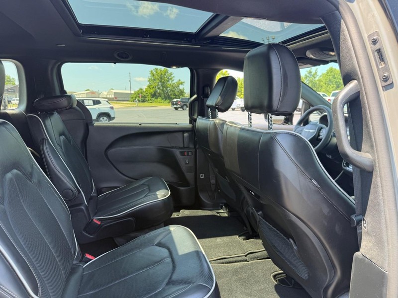 Chrysler Pacifica Vehicle Full-screen Gallery Image 12