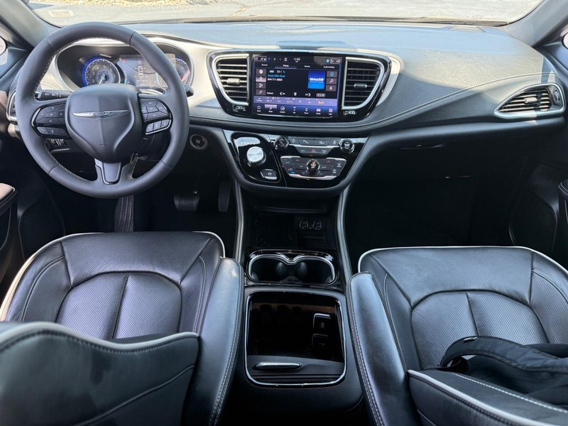 Chrysler Pacifica Vehicle Full-screen Gallery Image 13