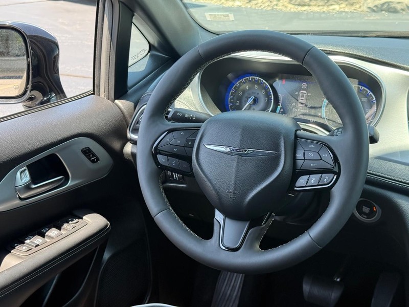 Chrysler Pacifica Vehicle Full-screen Gallery Image 14