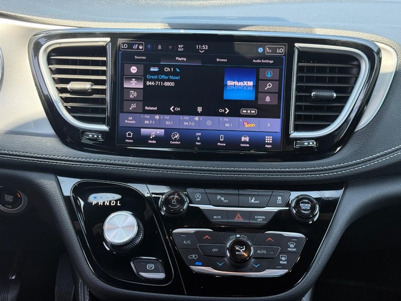 Chrysler Pacifica Vehicle Full-screen Gallery Image 15