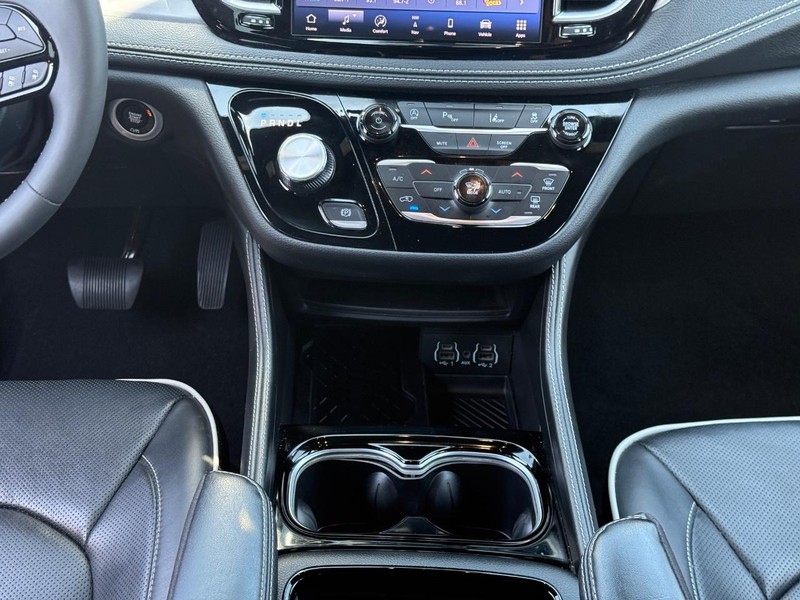Chrysler Pacifica Vehicle Full-screen Gallery Image 16