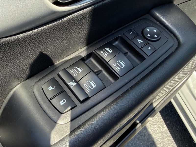 Chrysler Pacifica Vehicle Full-screen Gallery Image 17