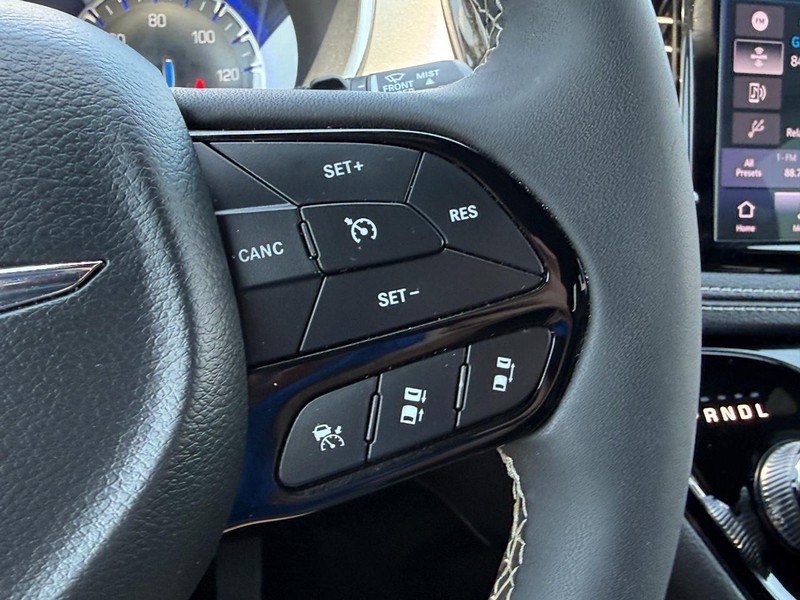 Chrysler Pacifica Vehicle Full-screen Gallery Image 21