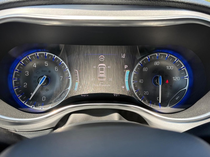 Chrysler Pacifica Vehicle Full-screen Gallery Image 22