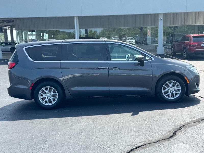 Chrysler Pacifica Vehicle Full-screen Gallery Image 2