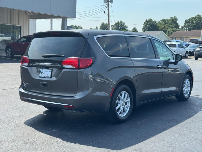 Chrysler Pacifica Vehicle Full-screen Gallery Image 3