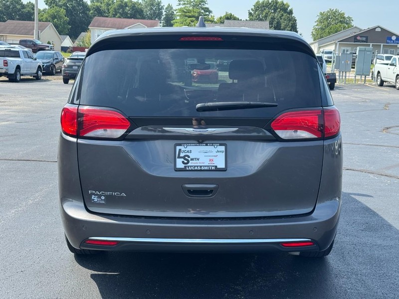 Chrysler Pacifica Vehicle Full-screen Gallery Image 4