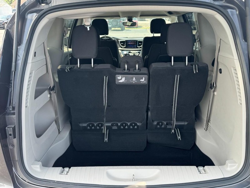 Chrysler Pacifica Vehicle Full-screen Gallery Image 5