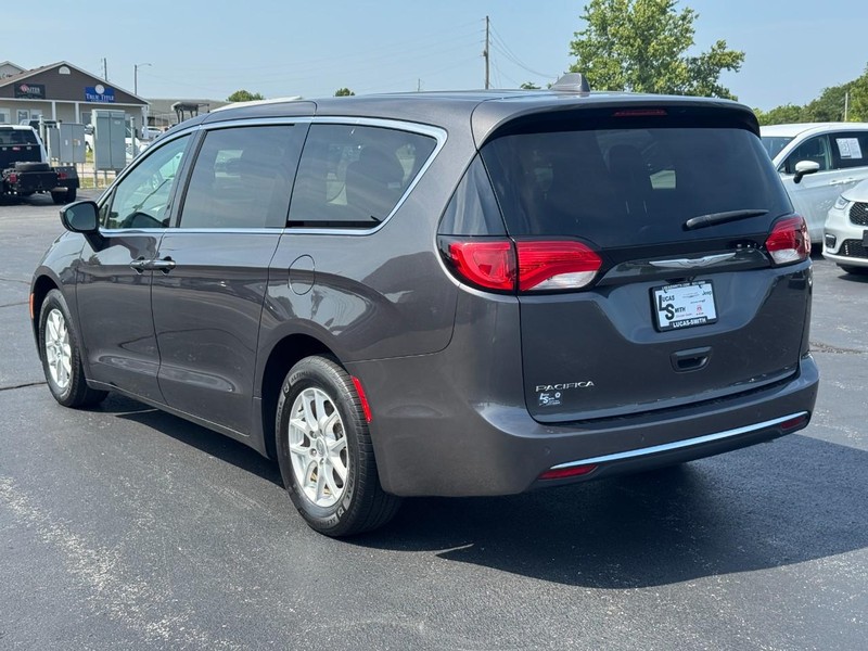 Chrysler Pacifica Vehicle Full-screen Gallery Image 6