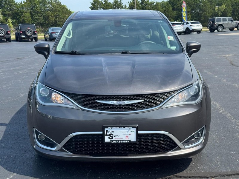 Chrysler Pacifica Vehicle Full-screen Gallery Image 8