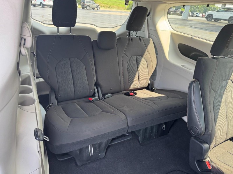 Chrysler Pacifica Vehicle Full-screen Gallery Image 10