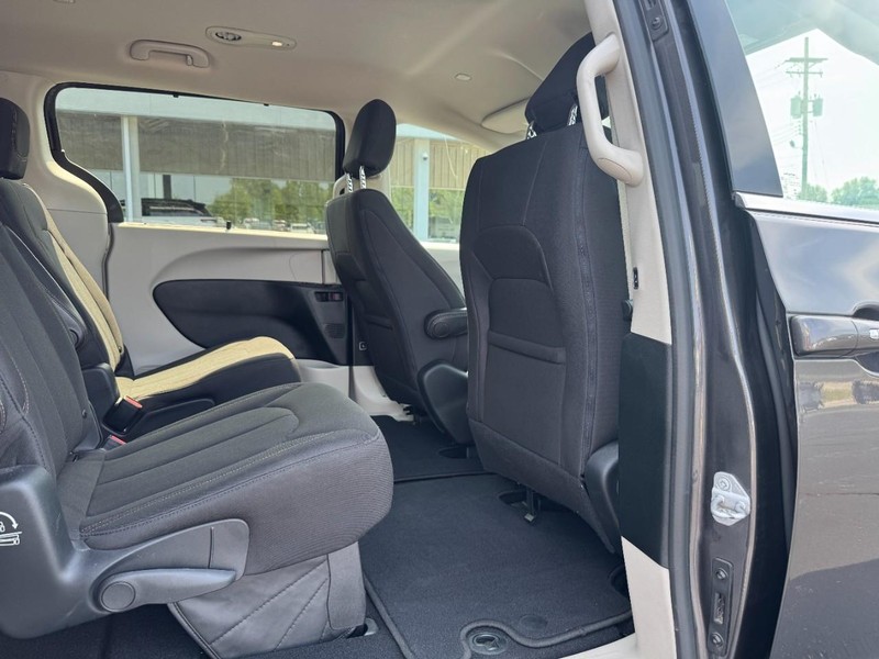 Chrysler Pacifica Vehicle Full-screen Gallery Image 11