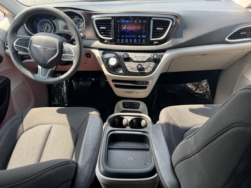 Chrysler Pacifica Vehicle Full-screen Gallery Image 12