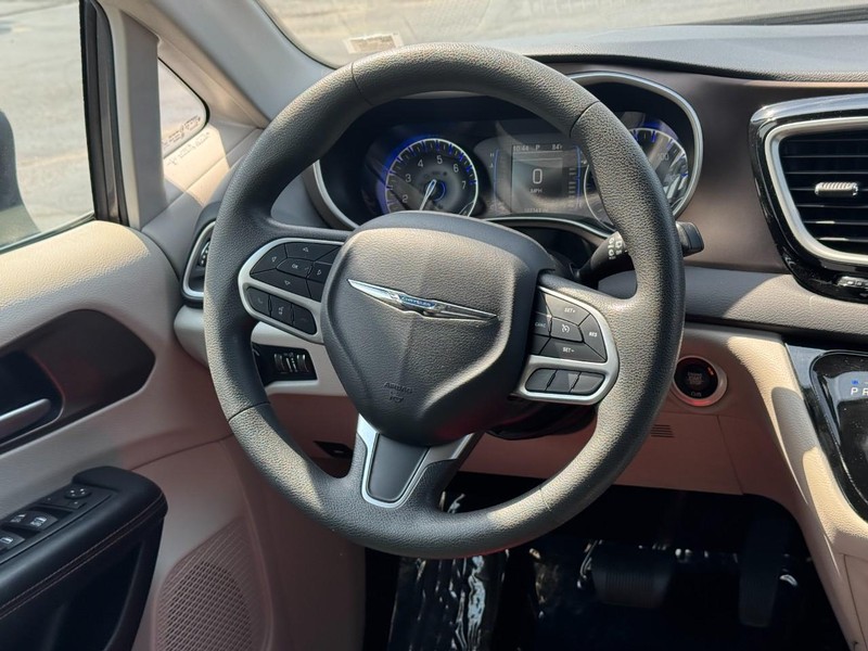 Chrysler Pacifica Vehicle Full-screen Gallery Image 13
