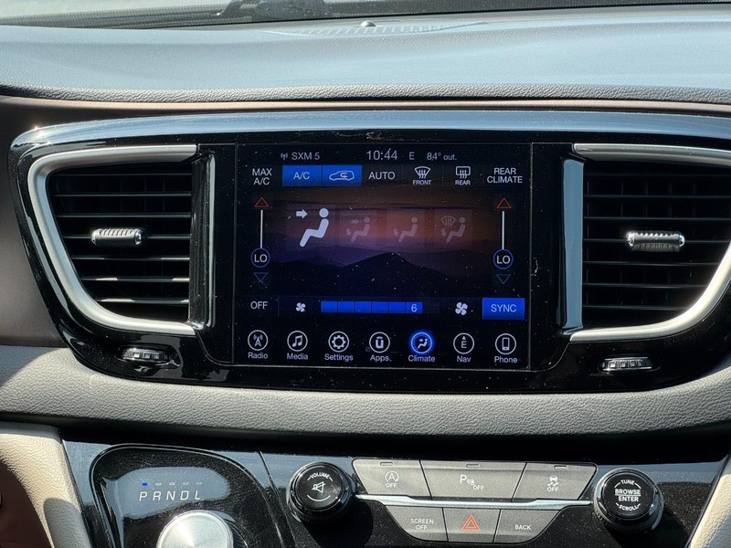 Chrysler Pacifica Vehicle Full-screen Gallery Image 14