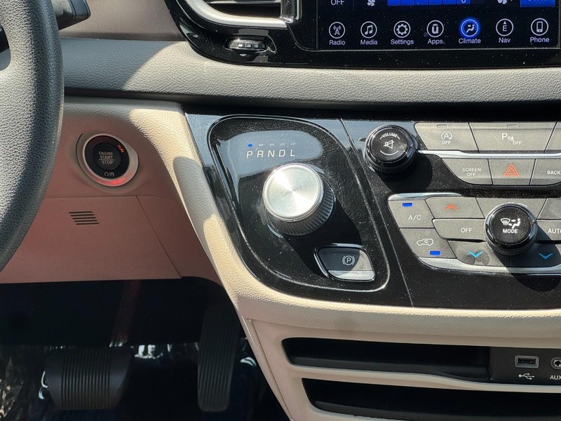 Chrysler Pacifica Vehicle Full-screen Gallery Image 15