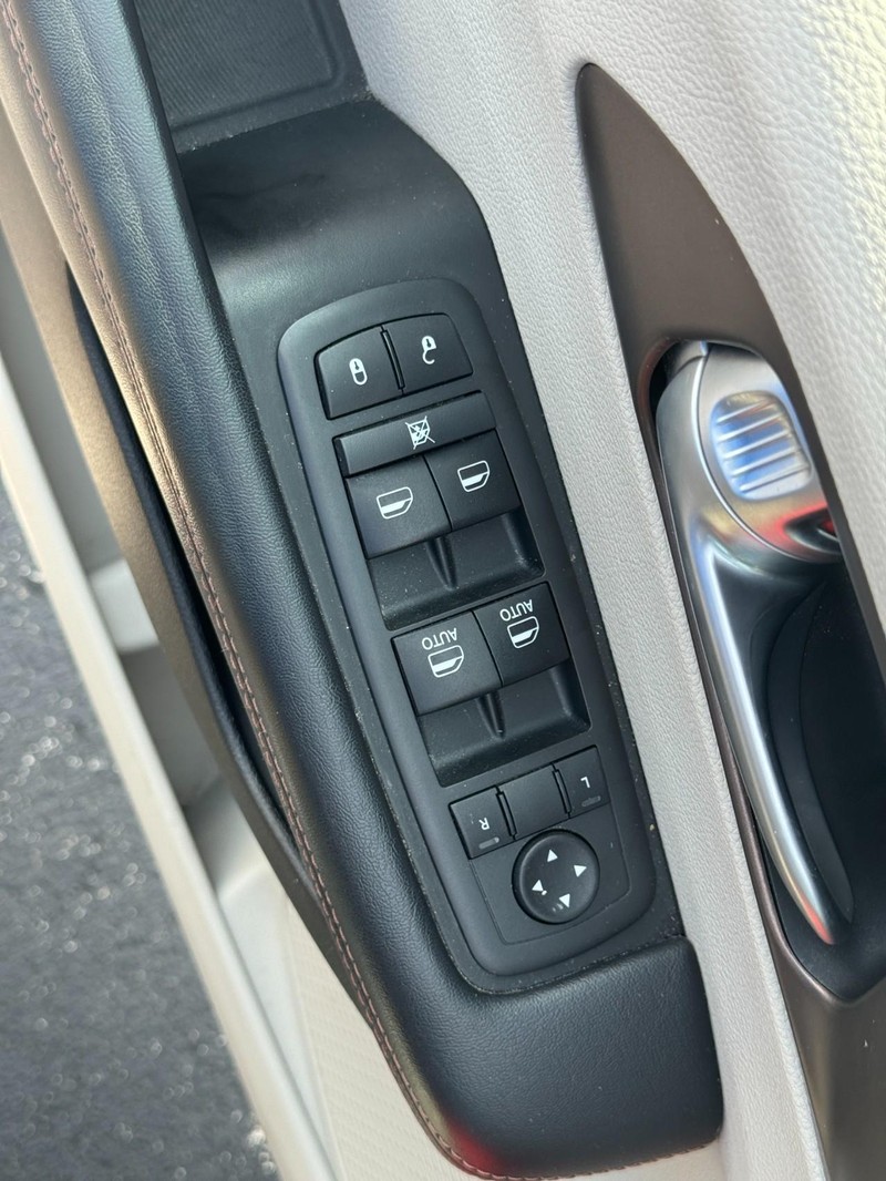 Chrysler Pacifica Vehicle Full-screen Gallery Image 16