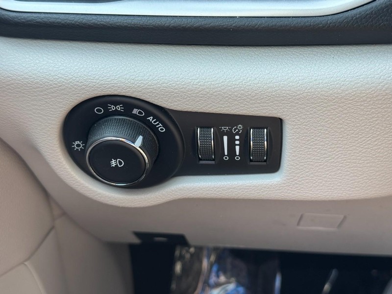 Chrysler Pacifica Vehicle Full-screen Gallery Image 18