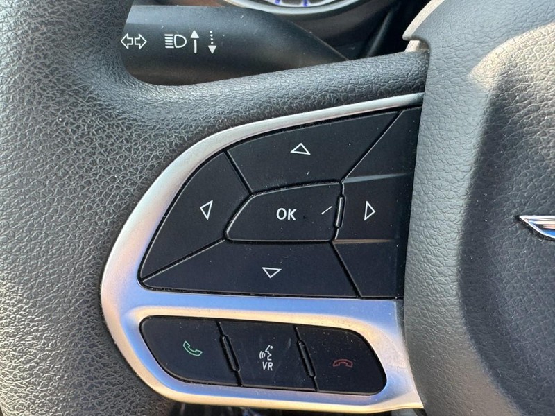 Chrysler Pacifica Vehicle Full-screen Gallery Image 19