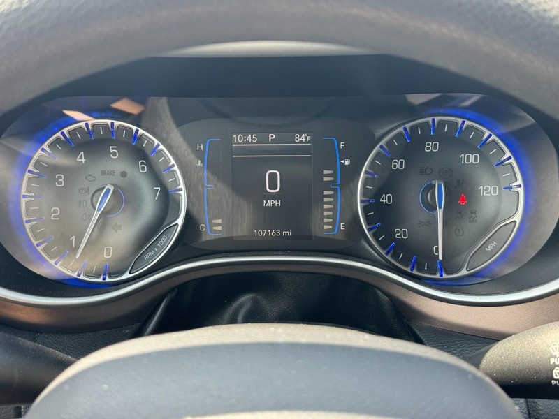 Chrysler Pacifica Vehicle Full-screen Gallery Image 21