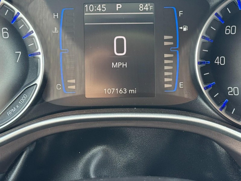 Chrysler Pacifica Vehicle Full-screen Gallery Image 22