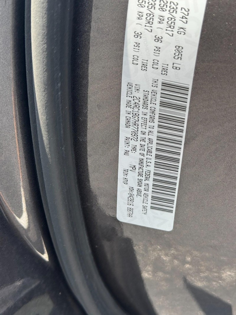 Chrysler Pacifica Vehicle Full-screen Gallery Image 24