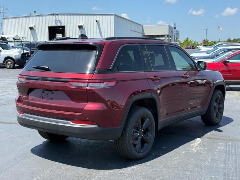 Jeep Grand Cherokee Vehicle Full-screen Gallery Image 3