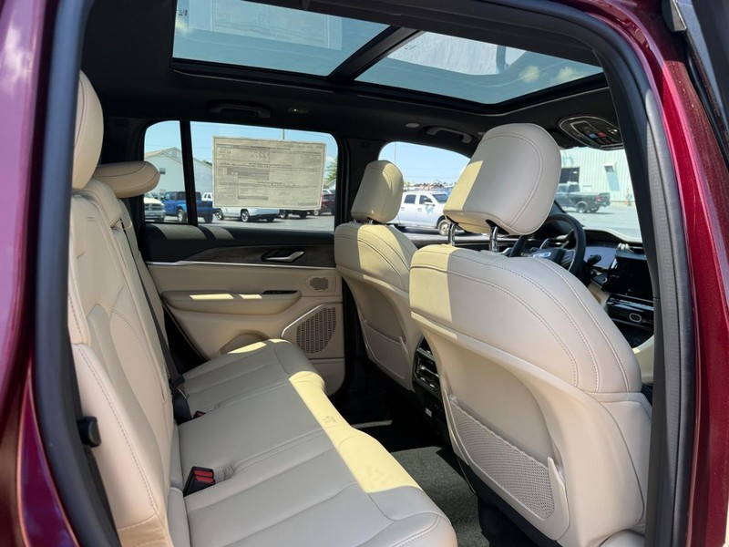 Jeep Grand Cherokee Vehicle Full-screen Gallery Image 5