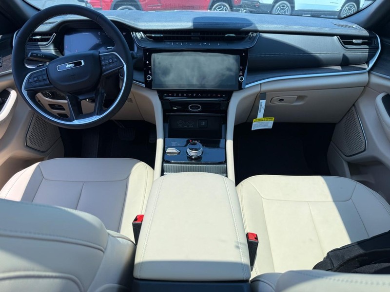 Jeep Grand Cherokee Vehicle Full-screen Gallery Image 6