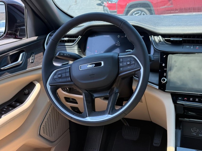Jeep Grand Cherokee Vehicle Full-screen Gallery Image 7