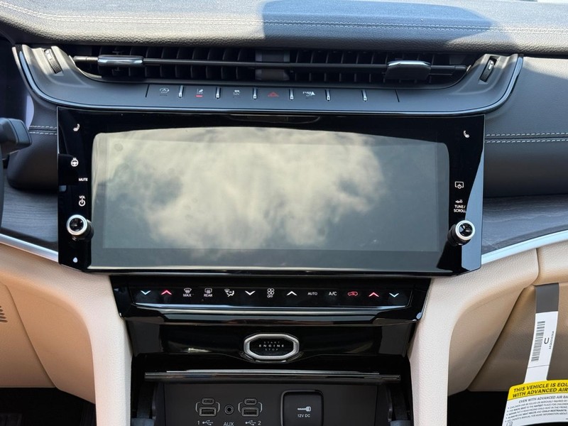 Jeep Grand Cherokee Vehicle Full-screen Gallery Image 8