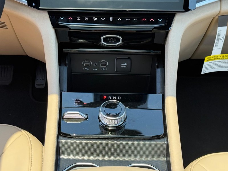 Jeep Grand Cherokee Vehicle Full-screen Gallery Image 9