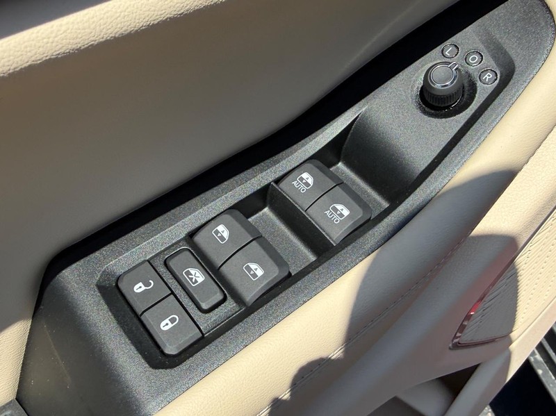 Jeep Grand Cherokee Vehicle Full-screen Gallery Image 10