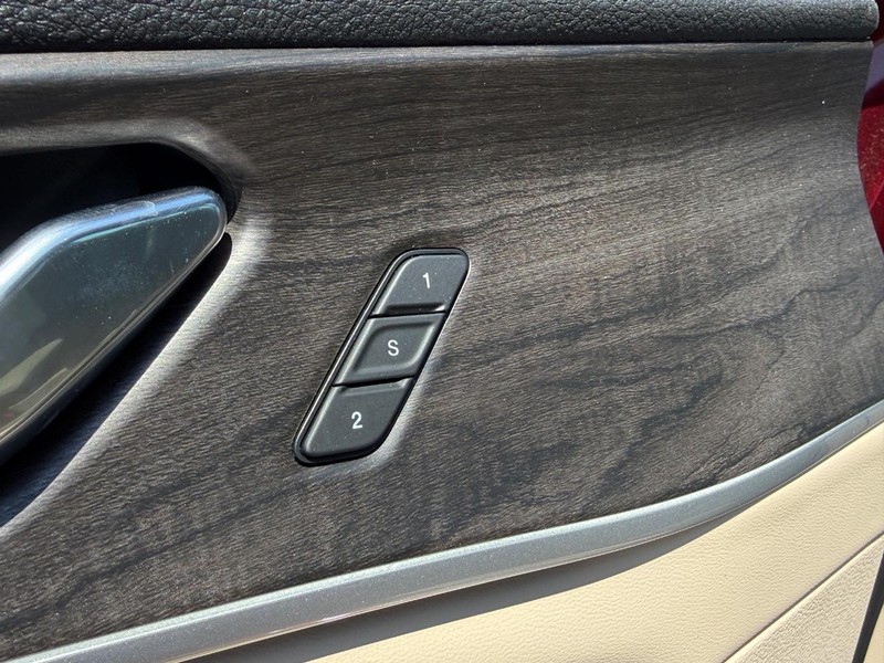 Jeep Grand Cherokee Vehicle Full-screen Gallery Image 11