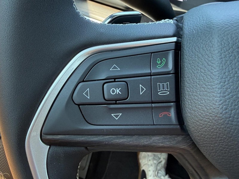 Jeep Grand Cherokee Vehicle Full-screen Gallery Image 13