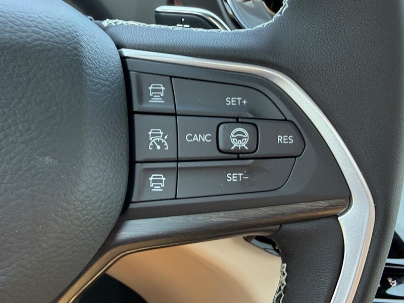 Jeep Grand Cherokee Vehicle Full-screen Gallery Image 14
