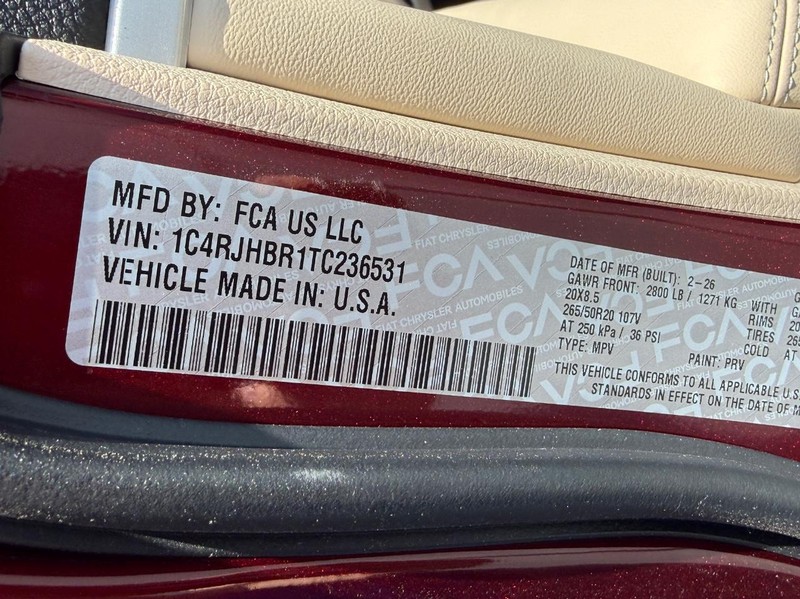Jeep Grand Cherokee Vehicle Full-screen Gallery Image 18