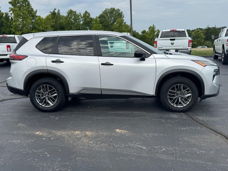 Nissan Rogue Vehicle Full-screen Gallery Image 2