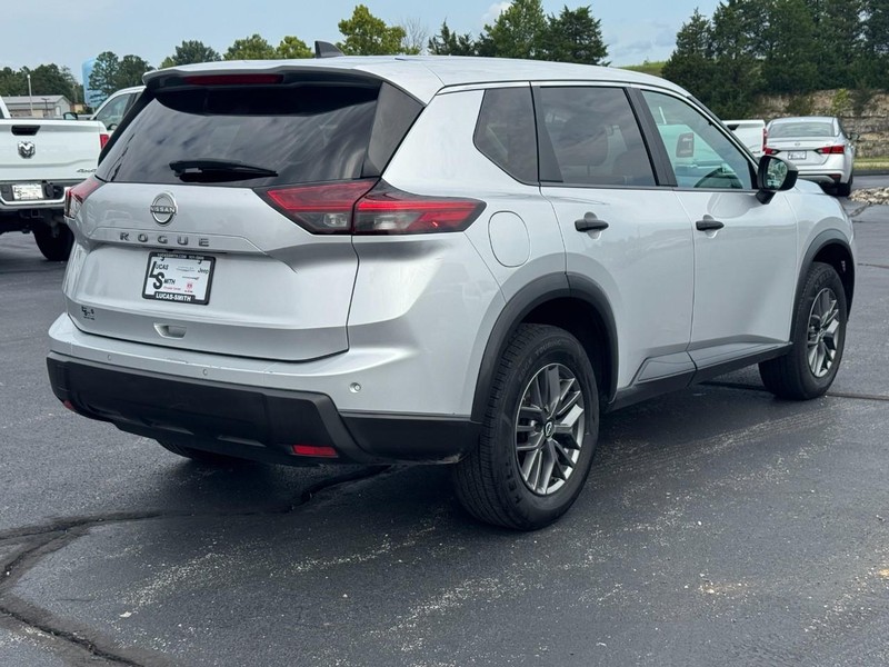 Nissan Rogue Vehicle Full-screen Gallery Image 3