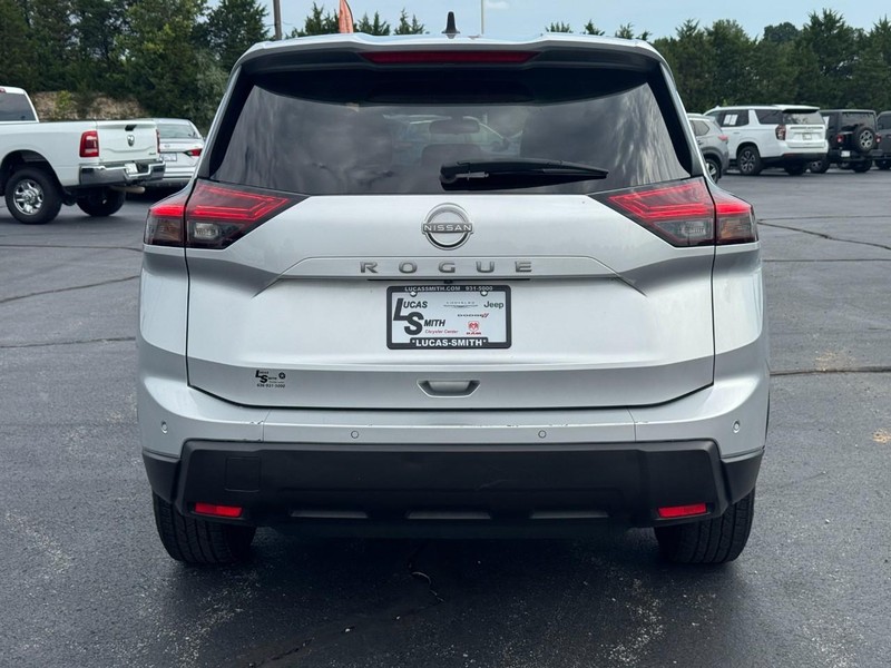 Nissan Rogue Vehicle Full-screen Gallery Image 4