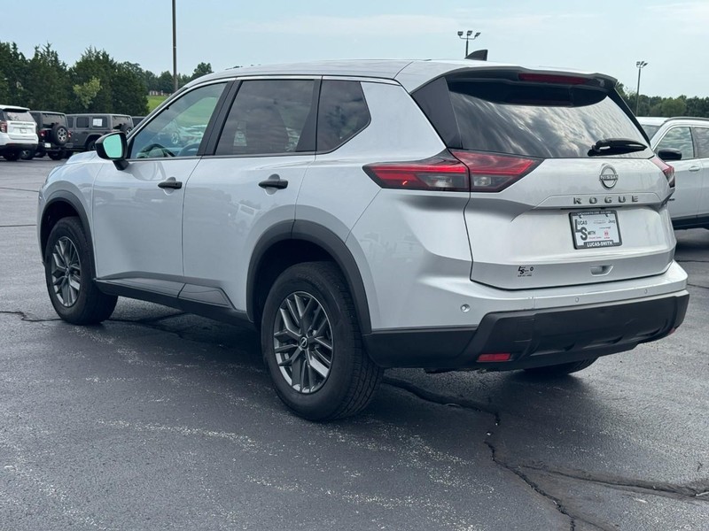 Nissan Rogue Vehicle Full-screen Gallery Image 6