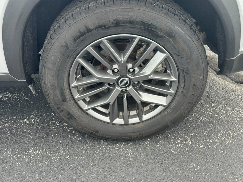 Nissan Rogue Vehicle Full-screen Gallery Image 7